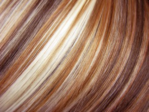 Detail van mechen en highlights in warm bruin en blond
