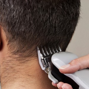 Verzorgde snit in de nek, afgewerkt in het salon